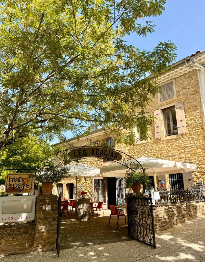 Les Acacias