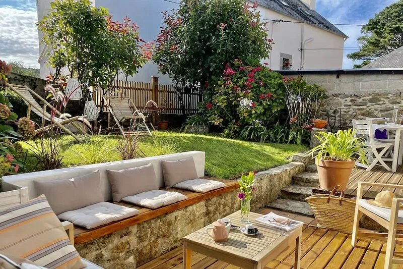 Quiet vacation home with enclosed garden 200m from Tréboul beaches.