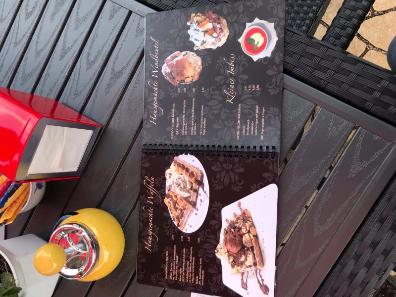 Cafe und Eisdiele Buntes Hausel