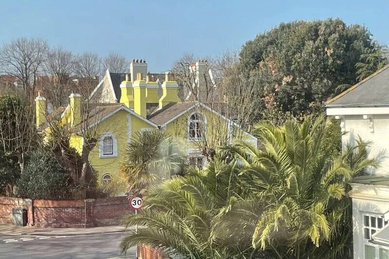 Between beach & shops - Private parking en-suite