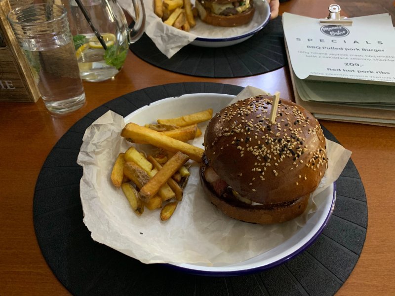 Mama's Hot - Dogs, Burgers & Fries
