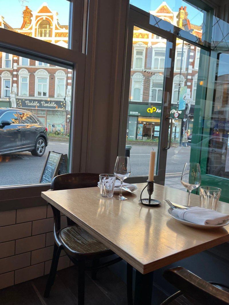 Lyon's Seafood & Wine Bar