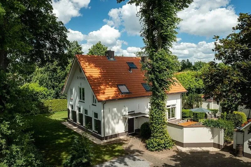 Tasteful holiday home with spacious garden