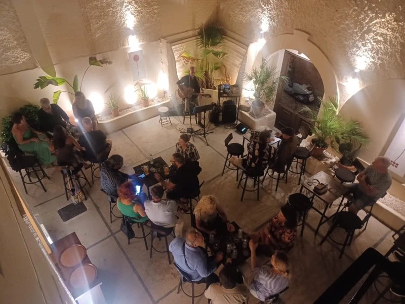 Charlie's Craft Beer Garden