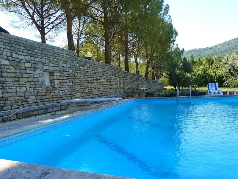 Large self-contained studio with swimming pool in a nest of greenery in the