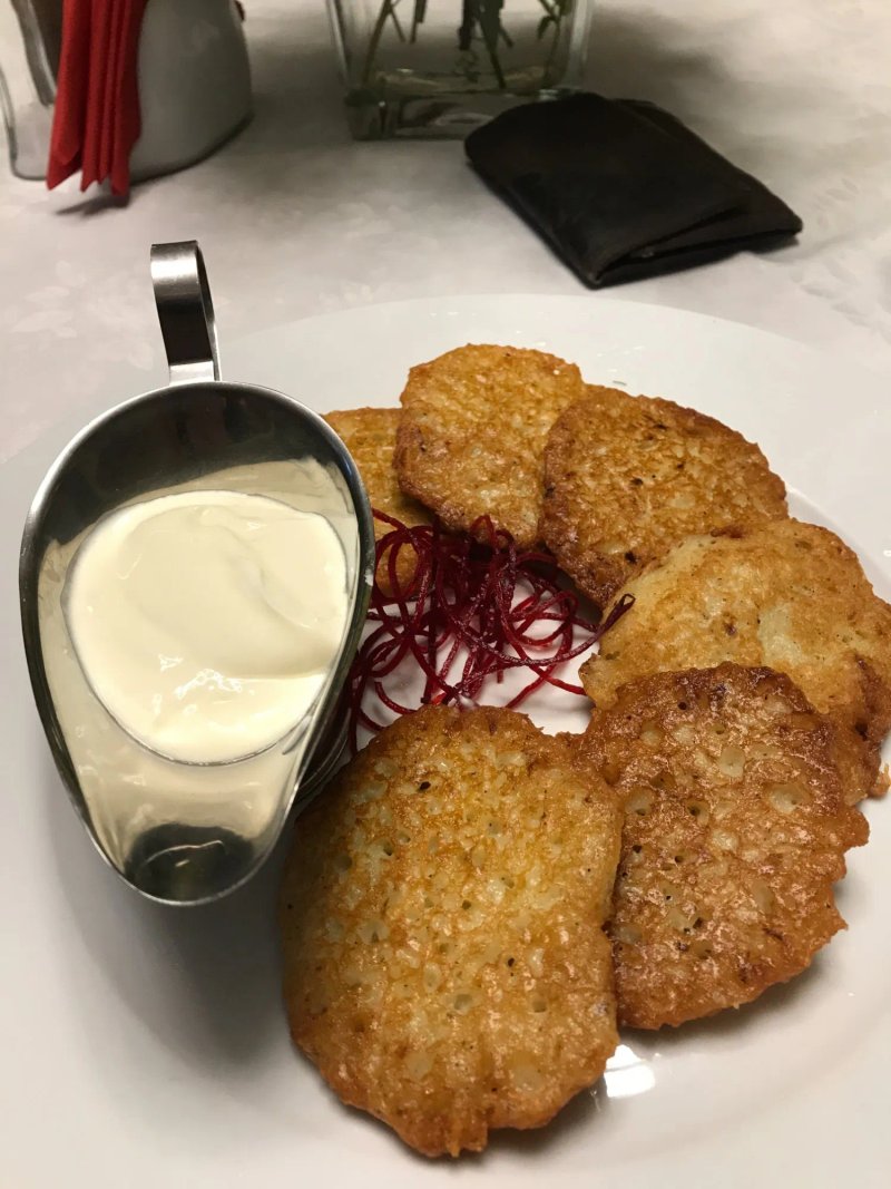 Lesny Dworek, Restauracja i Pokoje GoScinne