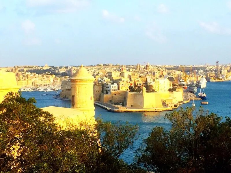 Beautiful traditional town house with marina views from roof terrace