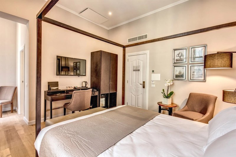 Hotel 87