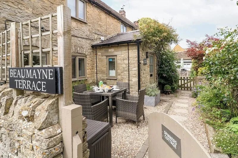 SPINNERS COTTAGE, pet friendly, with open fire in Stow-On-The-Wold