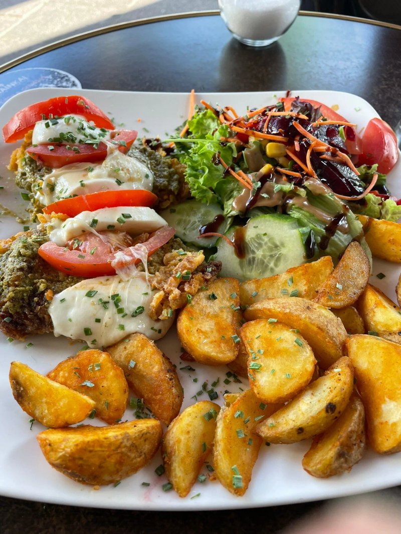 Mainkai Cafe