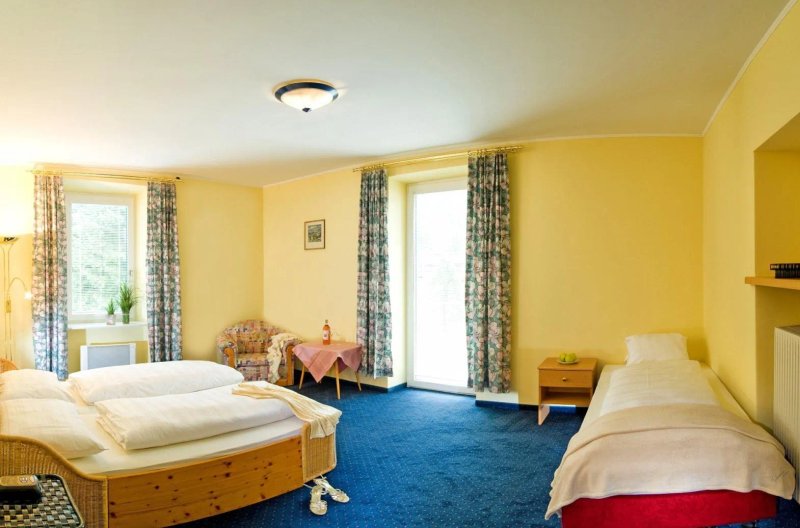 Euro Youth Hotel and Krone