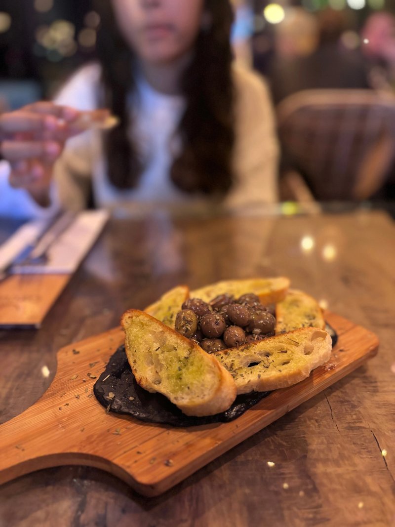 Cerqueira's Lounge & Restaurant