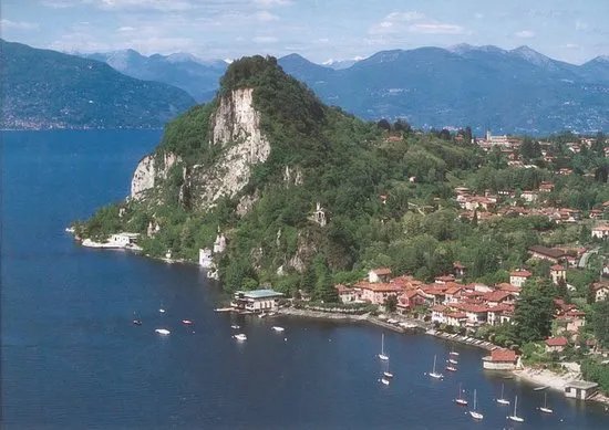 Lungolago di Calde