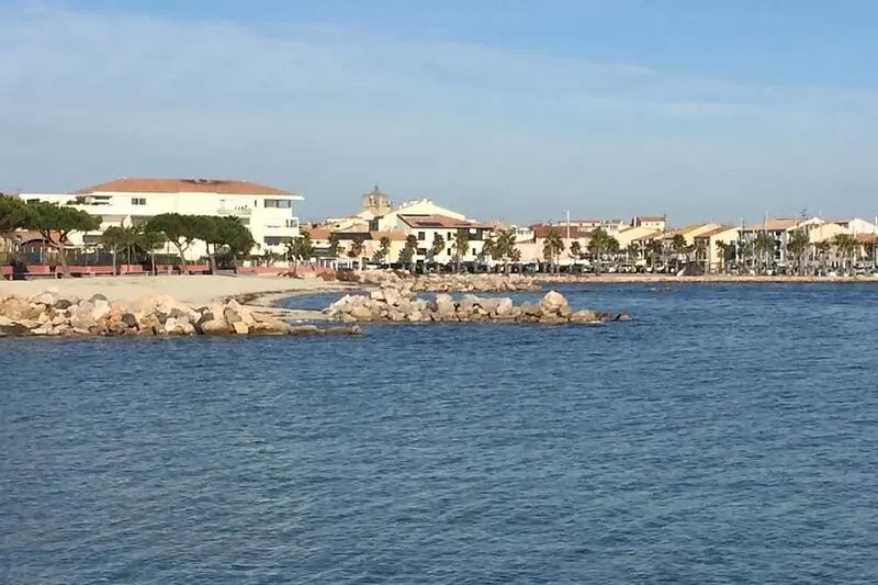 Modern apartment on the beach , sunny balcony, air conditioning,WIFI,car space
