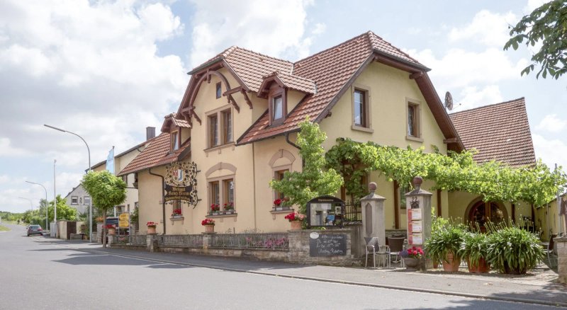 Brauner Bar und weisse Taube