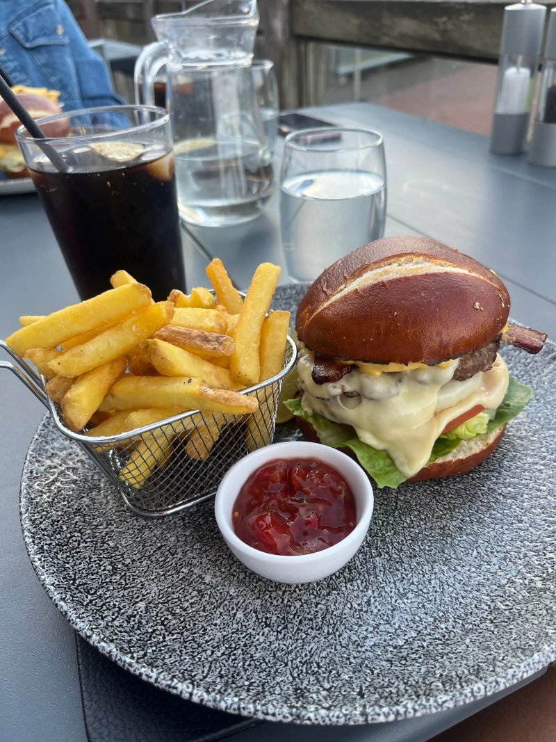 Corner 5 Restaurant