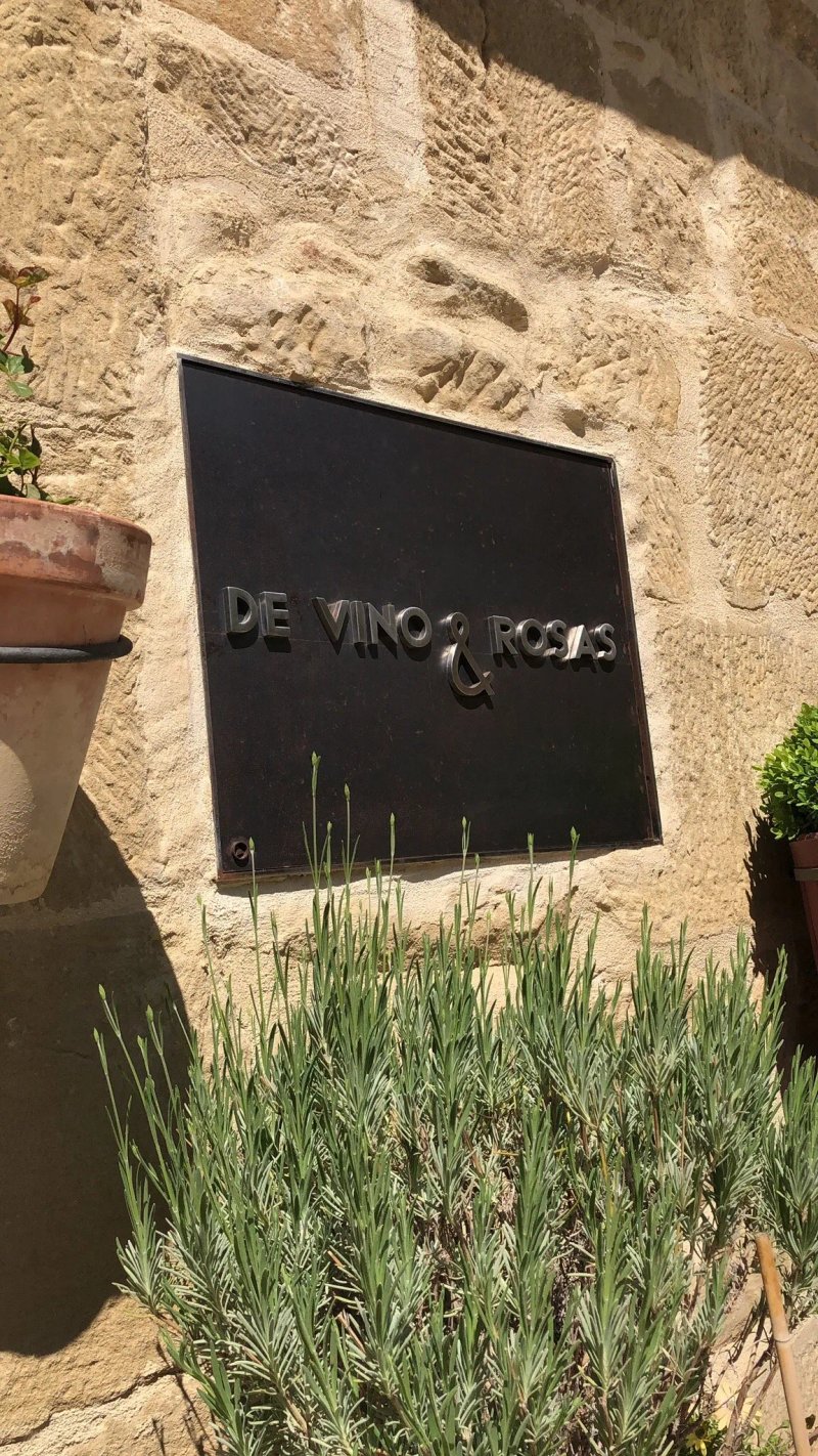 De Vino & Rosas