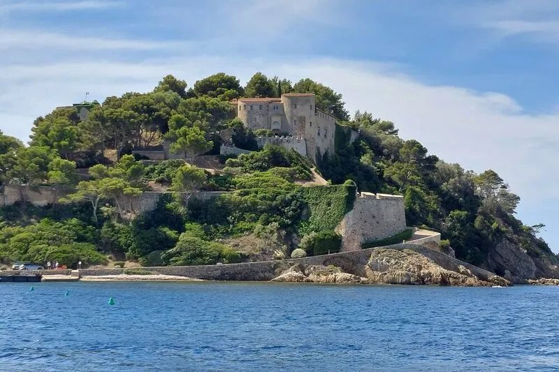 500m. from beaches and Bregançon fort, quiet villa for 2 to 8 people