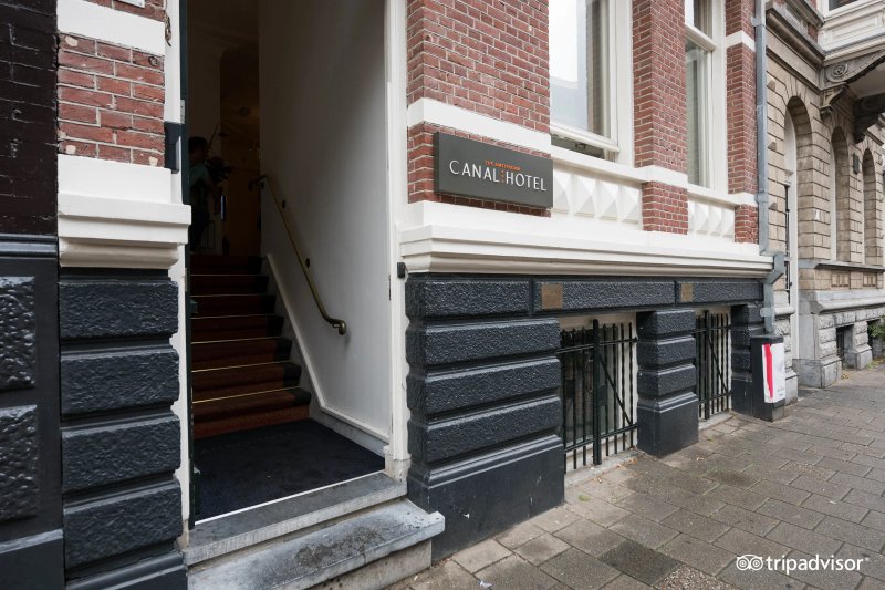 Amsterdam Canal Hotel