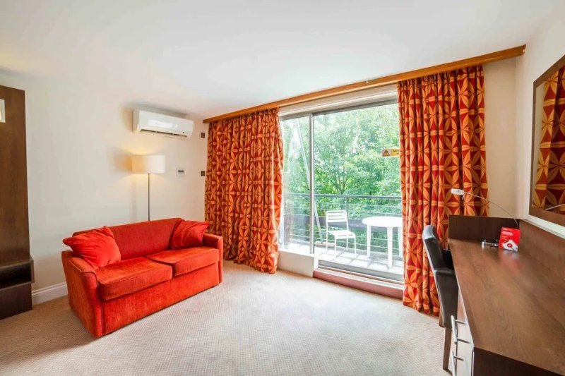 OYO The Bridge House Hotel