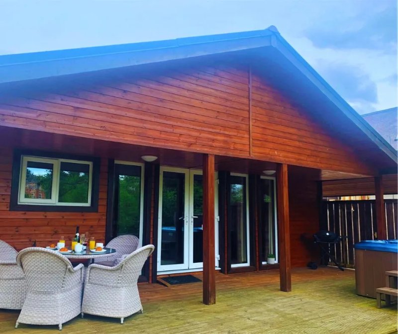 Riverside Lodges With Hot Tubs