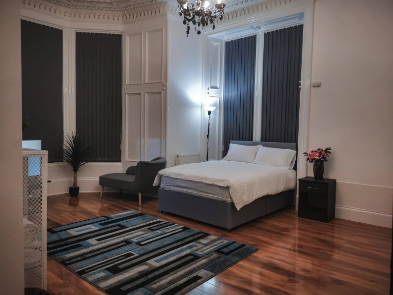 S.h Apartments - Dixon Avenue