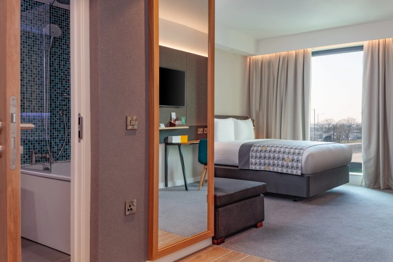 Holiday Inn London - Heathrow Bath Road, an IHG hotel
