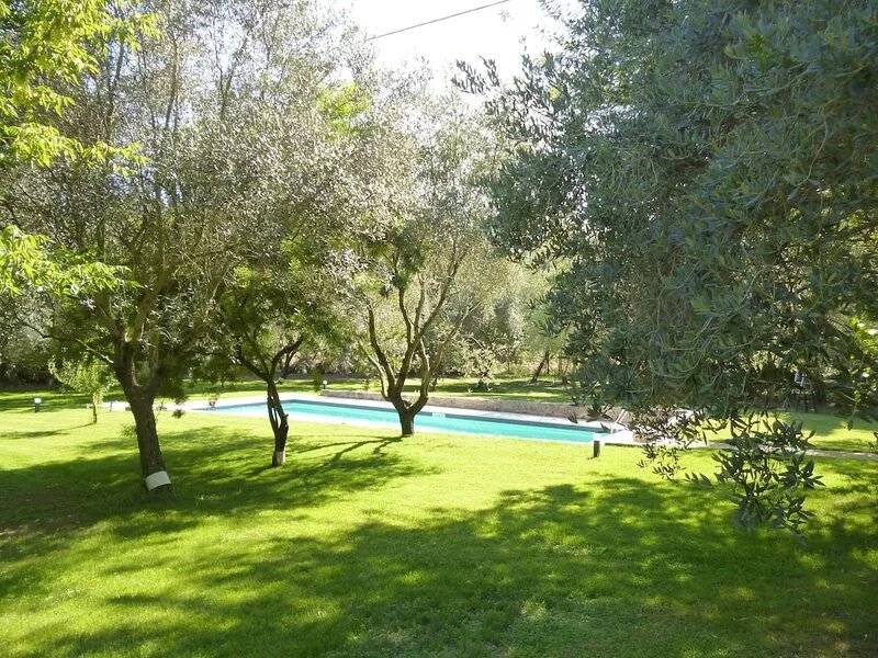 Villa in secluded grounds of 1 hectare, easy access to sea, shops and restaurant