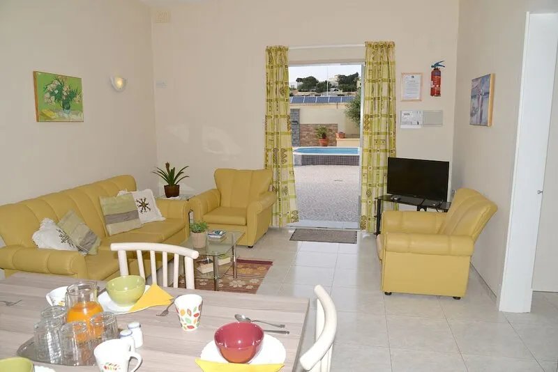 Excellent Villa accomodation in a superb location with Swimming pool, AC/ Wi