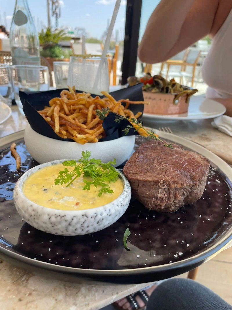 Le Yacht Club