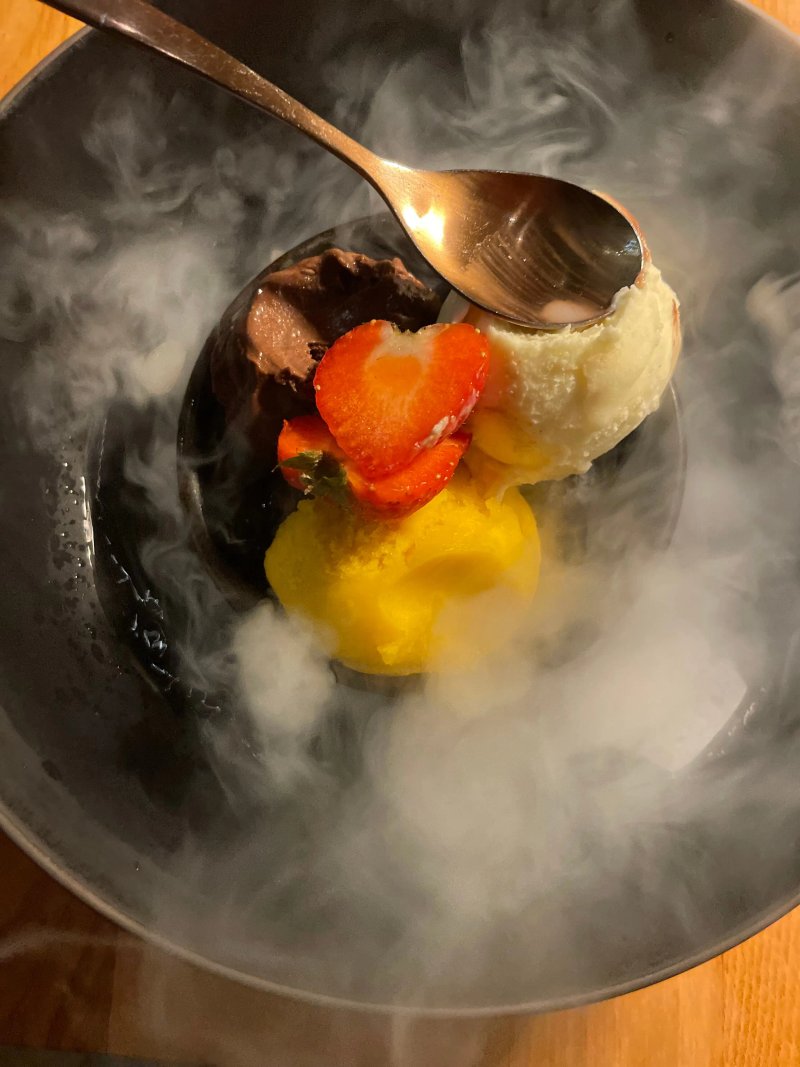 R14 restaurant