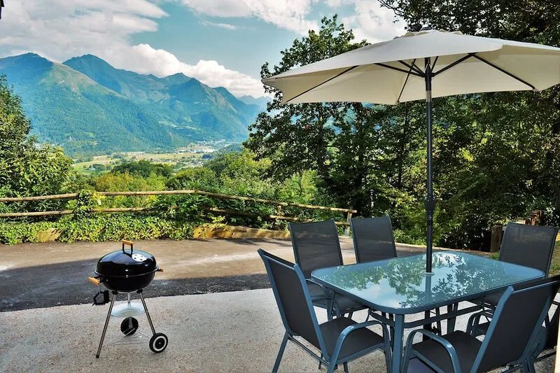 Quiet apartment overlooking the mountains