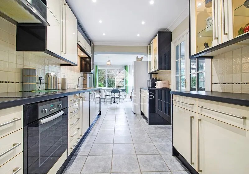 Set in the prestigious Second Avenue offering great access to the beautiful