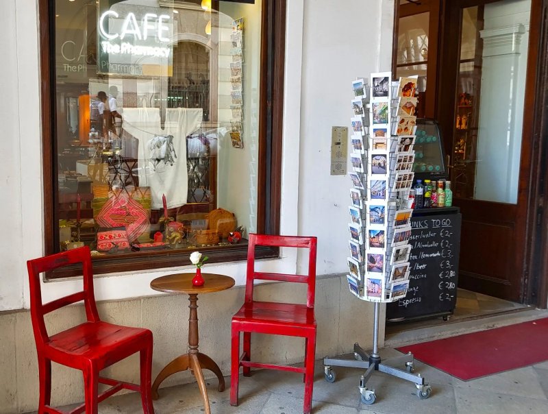 The Old Pharmacy Cafe, Shop, Galerie