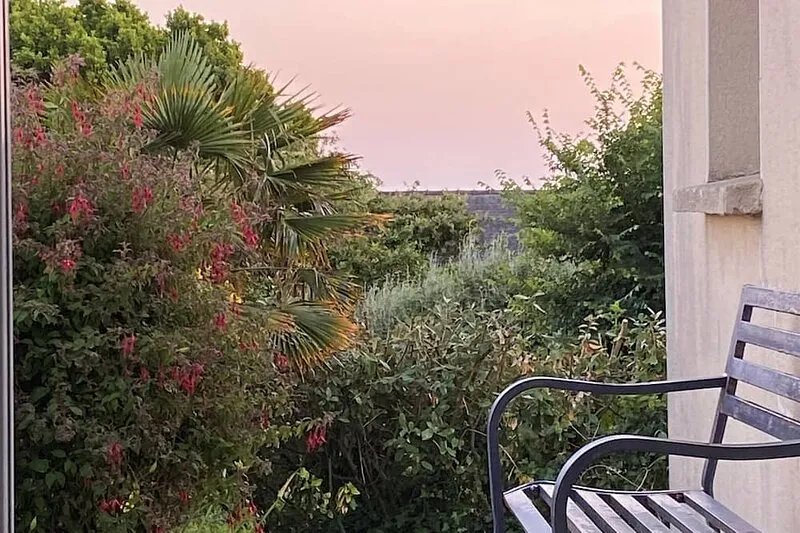 LE BOUT DU MONDE maison avec terrasse plein sud et jardin avec accès à la plage