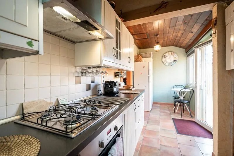 450 m from beaches, fully-equipped house with wooded garden.