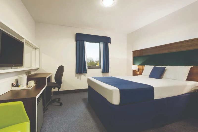 Ramada Cobham M25