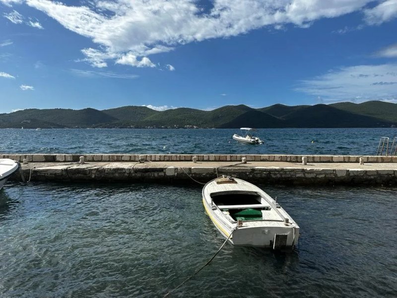 STUNNING SEAFRONT VILLA WITH POOL. 5 BEDROOM LUXURY HOME. NORTH OF DUBROVNIK