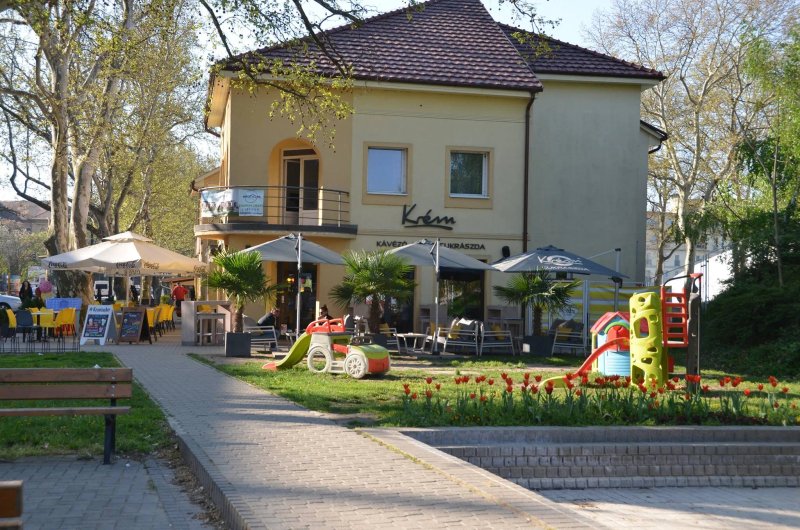 Krem Cukraszda es Kavezo