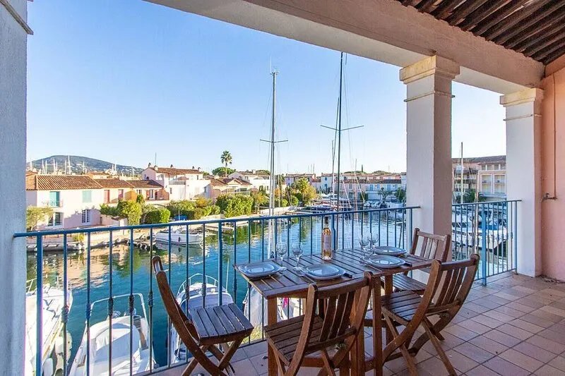 Renovated 3-room apartment with wide balcony Port Grimaud - WIFI, A/C