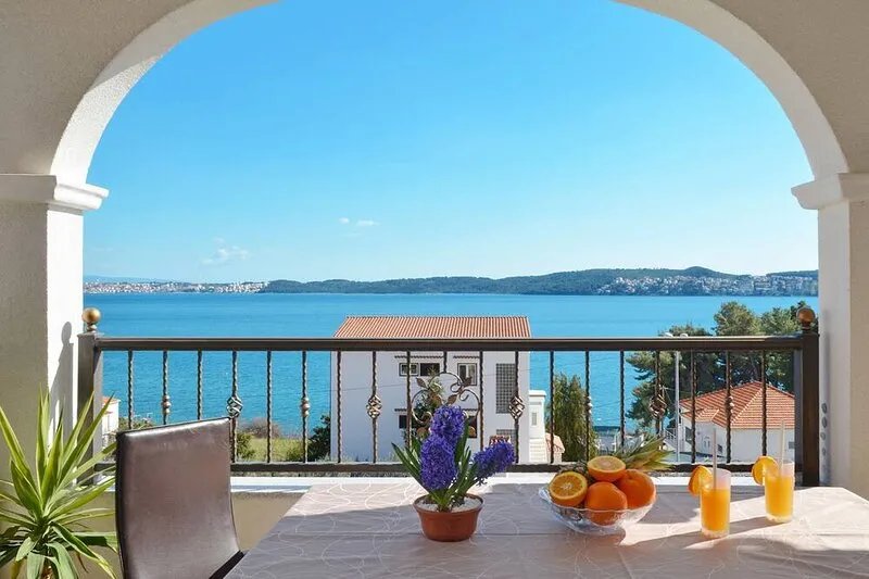 ARTE, spacious apartment with sea view, 4 + 1 persons, 80m from pebble beach