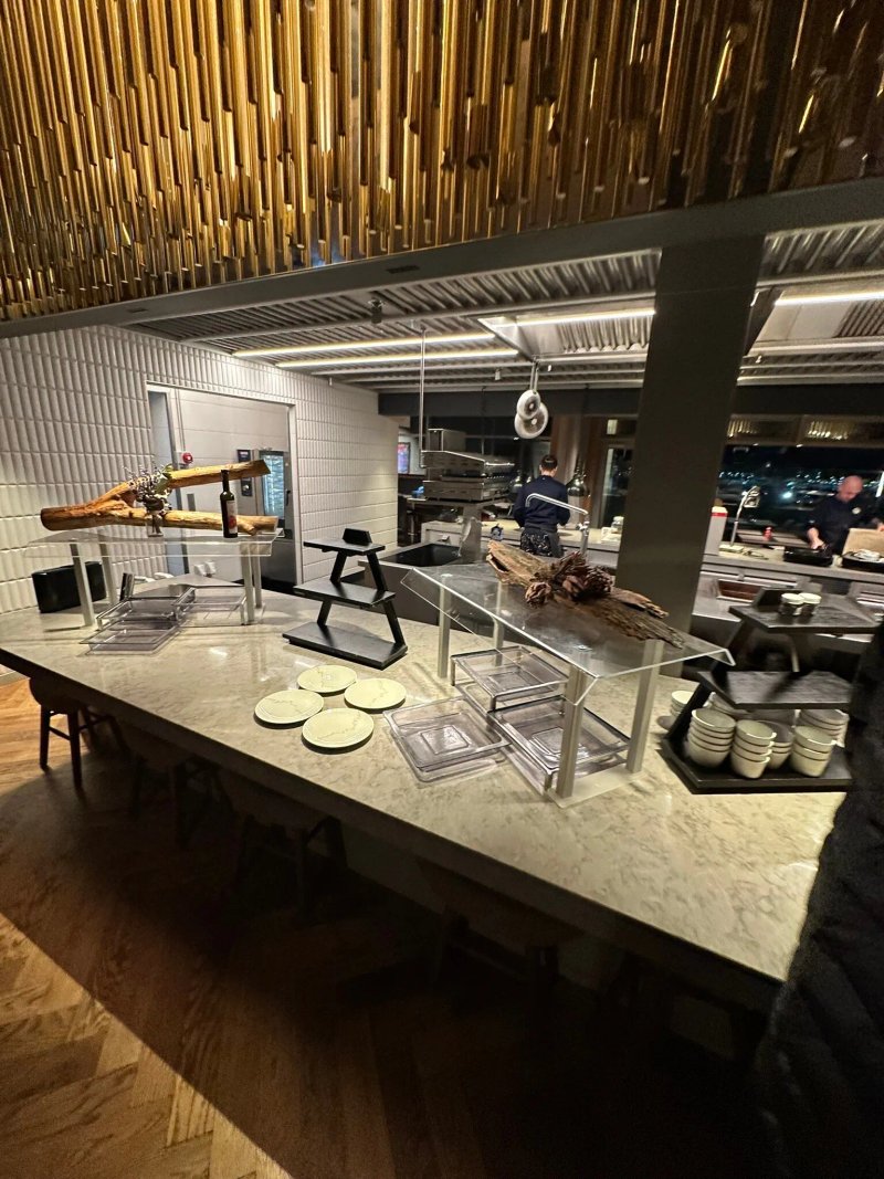 THE ROOF Restaurant, Bar & Lounge