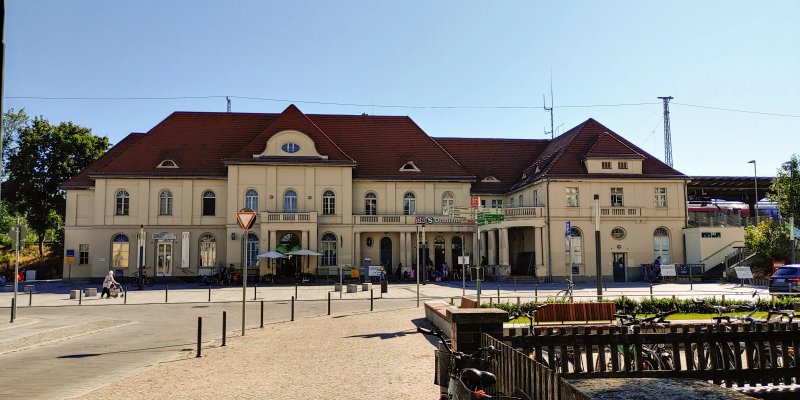 Bahnhofsplatz und Bahnhofsempfangsgebaude