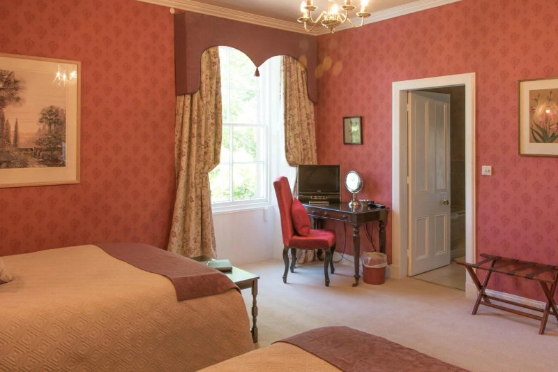 Whitehouse Country House