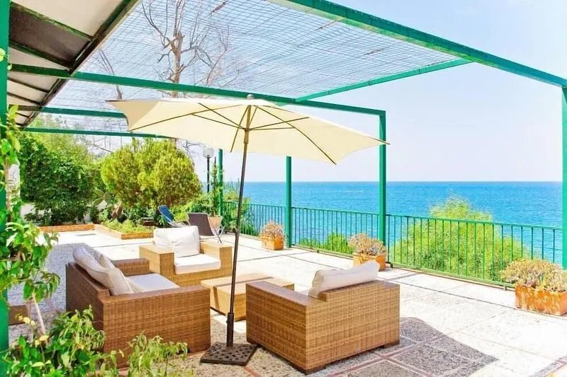 Waterfront villa with direct sea access House with garden