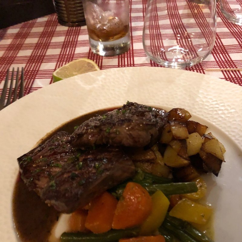 Saucisson et beaujolais