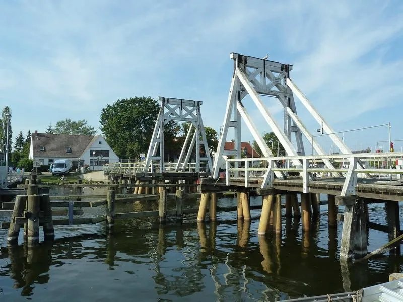 Zur Brucke