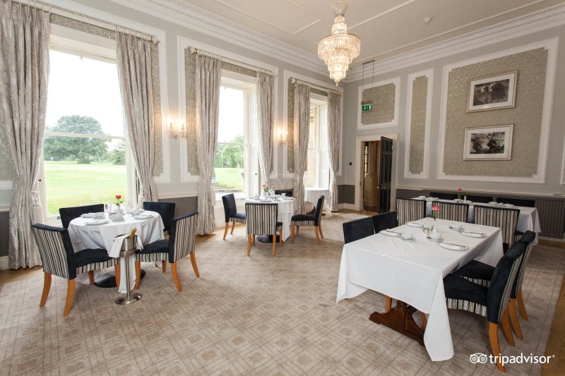 Tracy Park Golf & Country Hotel