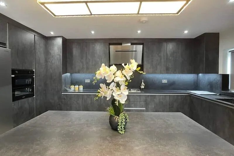 Lovely 4 bedroom House-Sleeps 8 - Free Parking