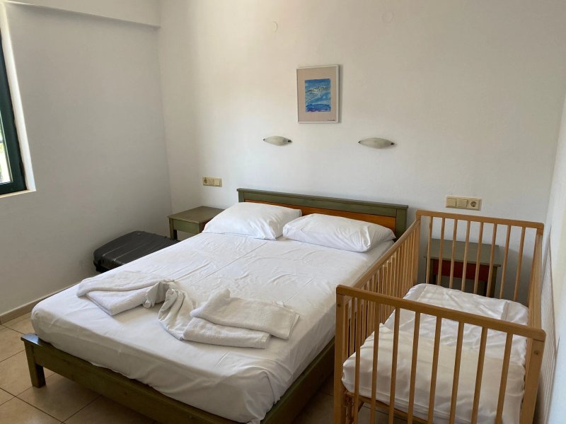 Dionysos Apartments & Studios